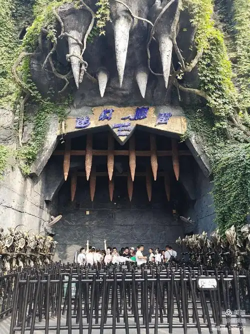 进园,亲亲吵着要去鬼屋