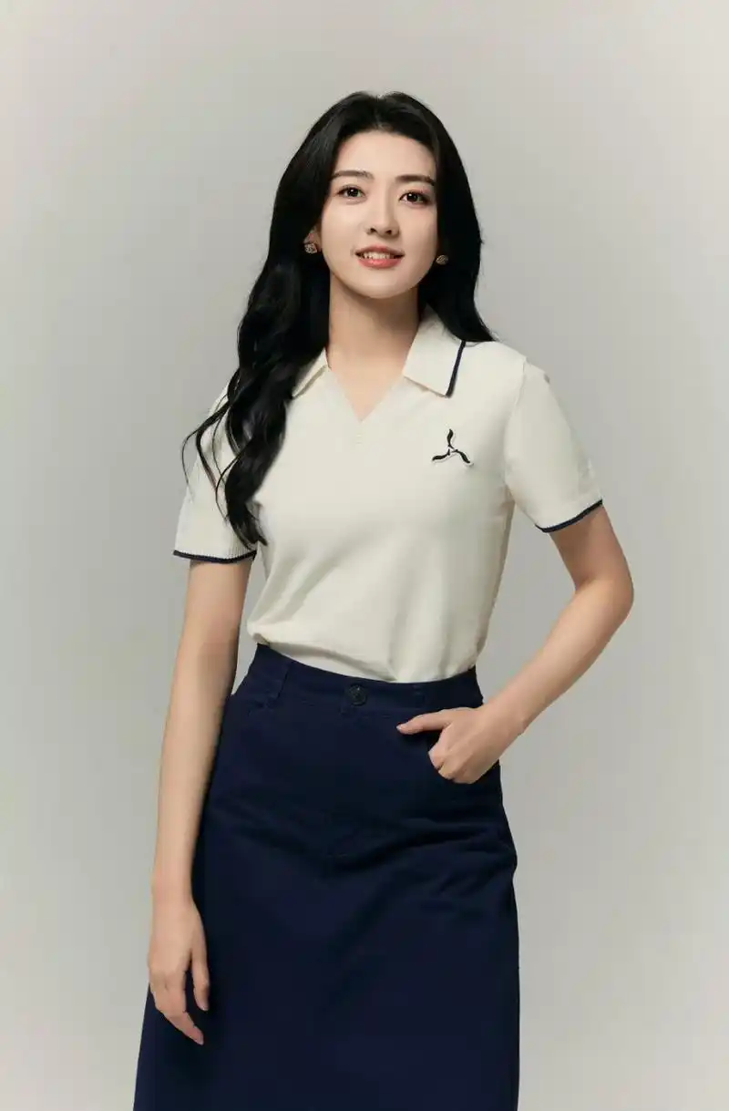 明星穿搭# #梁洁#  梁洁白色短袖上衣搭配深蓝半身裙,优雅美丽气质