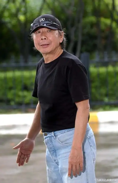 午马于1942年出生,他后来到香港发展,既是演员也是导演.