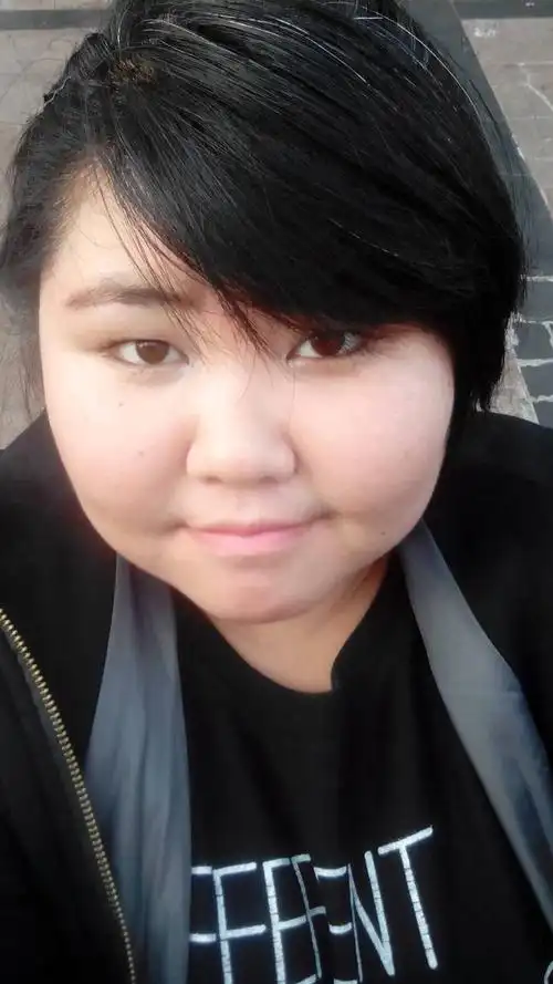 我想染指甲油,你们说染什么颜色,我一般外套是红色