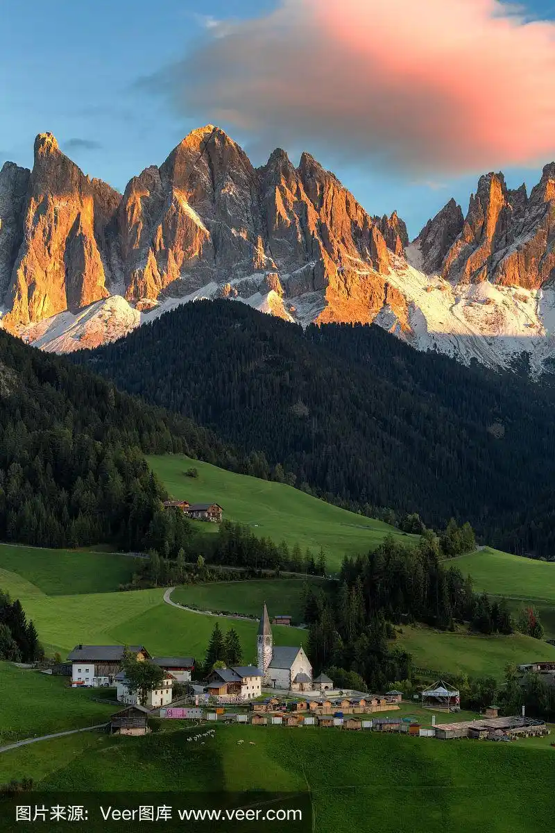 美丽的田园诗般的山景在dolomites在金色的傍晚在日落在秋天的颜色