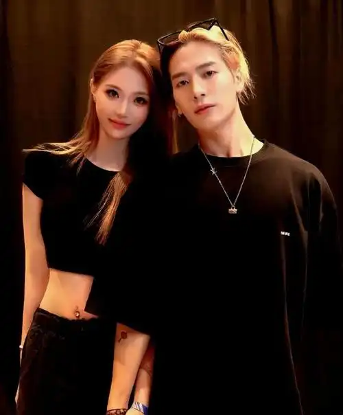 近日,网络上疯传了一组王嘉尔与众多辣妹亲密合影的照片.