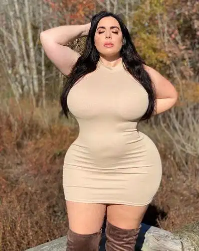 美国一美女靠大码身材成为网红身材微胖却靠三角肌变得匀称迷人