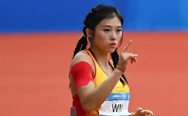 感动!吴艳妮解读个人招牌动作,很帅很飒,手指天有特殊含义