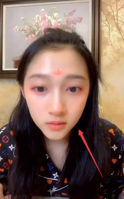 关晓彤素颜直播开十级美颜,特效消失那一刻,想挽回形象已来不及