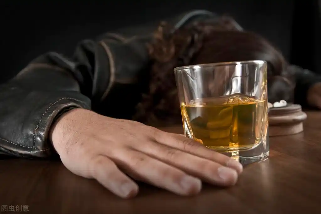 醉酒的最高境界真是无所不能男子举报自己嫖娼并持有枪支