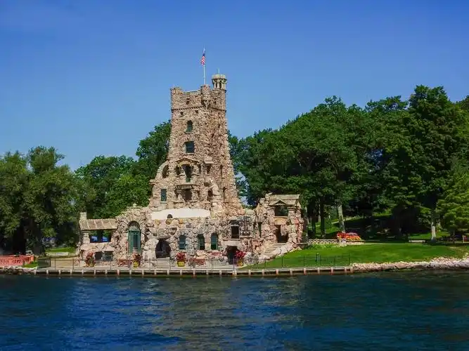 千岛湖是世界闻名的旅游景点,也是加拿大的三大自然奇观之一.