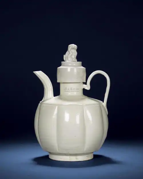 0308元明定窑瓜菱形兽钮执壶