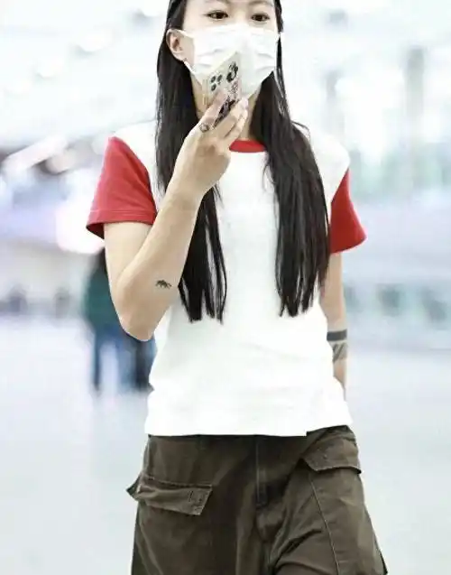 王菲长女窦靖童北京现身,长发飘飘浓浓少女感,风格转变认不出了_音乐