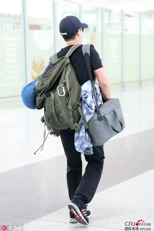 "54亿票房帝"吴京低调现身 背军旅包尽显军人姿态