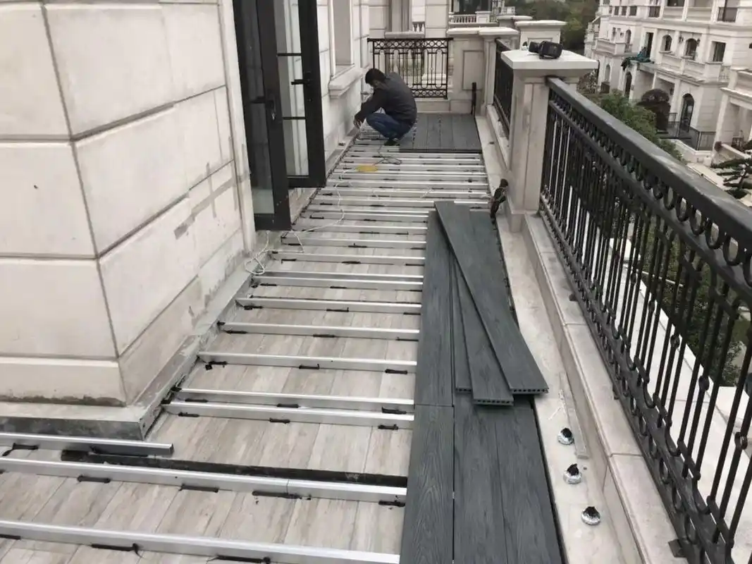 露台阳台都可以铺装木塑地板哦 又是师傅安装施工图 木塑地板整体效果