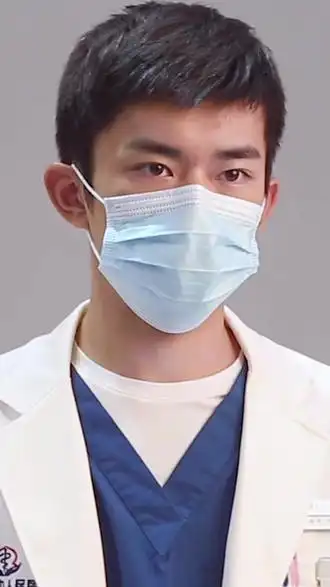 来看看穿着白大褂练习的#易烊千玺#电影中国医生#易烊千玺医生训练