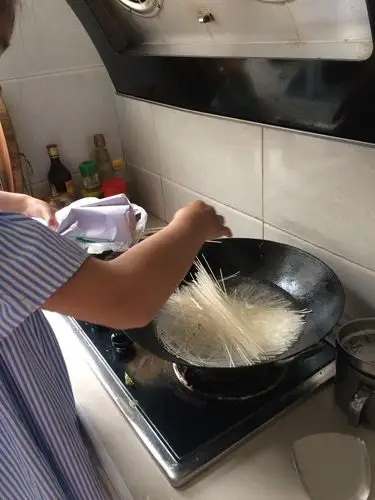 今天,是五一劳动节,快乐需要用劳动来创造,在早上,我便会了煮面条