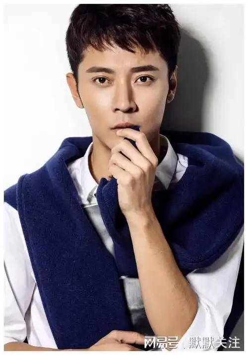 张丹峰晒与10岁女儿享受北京美食,彤彤继承了洪欣的美貌与神情