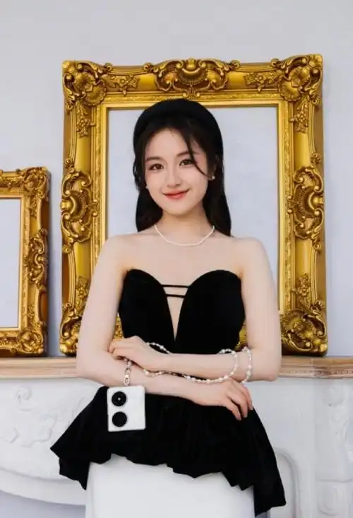 李兰迪线下活动饭拍##李兰迪黑色丝绒礼裙