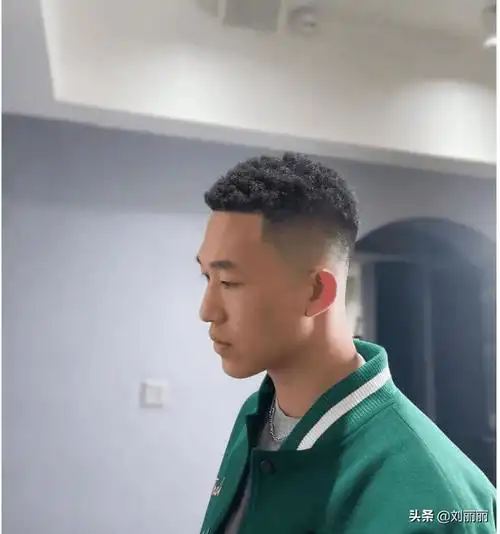 最后是一款黑人烫发,就是把头顶烫出这种蓬蓬的类似