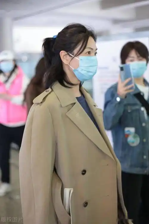 街拍万茜驼色大衣蓝色t恤优雅温柔