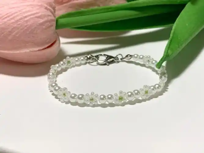 串珠手链珍珠少女