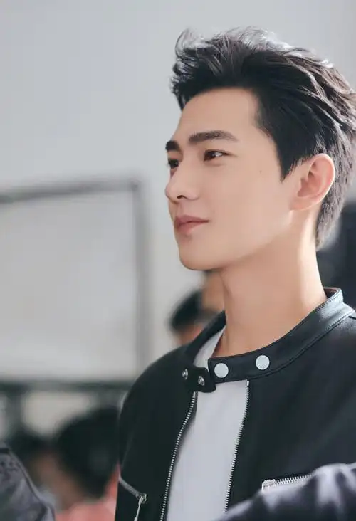 p>杨洋,1991年9月9日出生于上海,籍贯安徽合肥,毕业于中国人民解放军