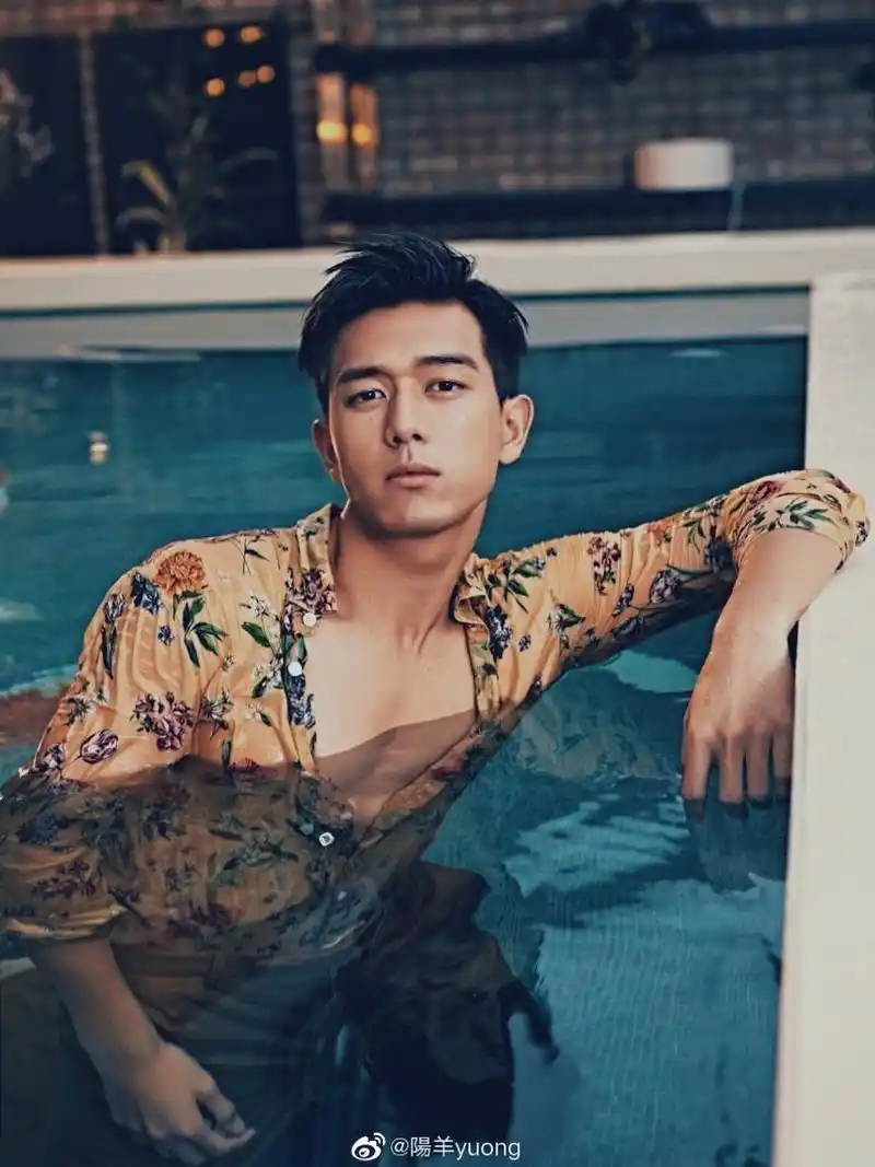 完成 李现 碎片时间腹肌雕刻 第1次  获得了训练1天徽章  用 live