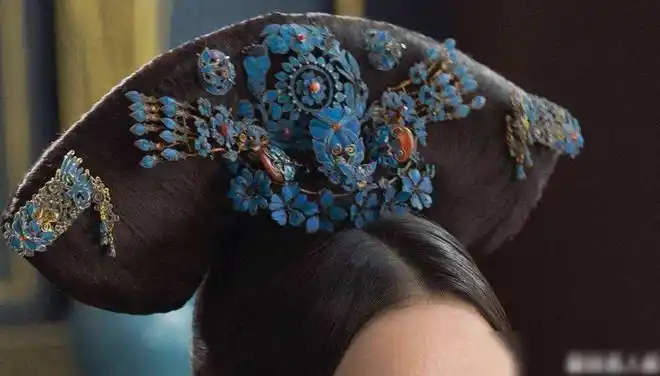 不过在重大典礼上,她却会戴象征高贵身份的金色钿子.