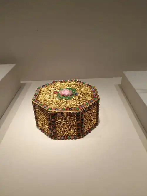 镶嵌各种宝石的的盒子