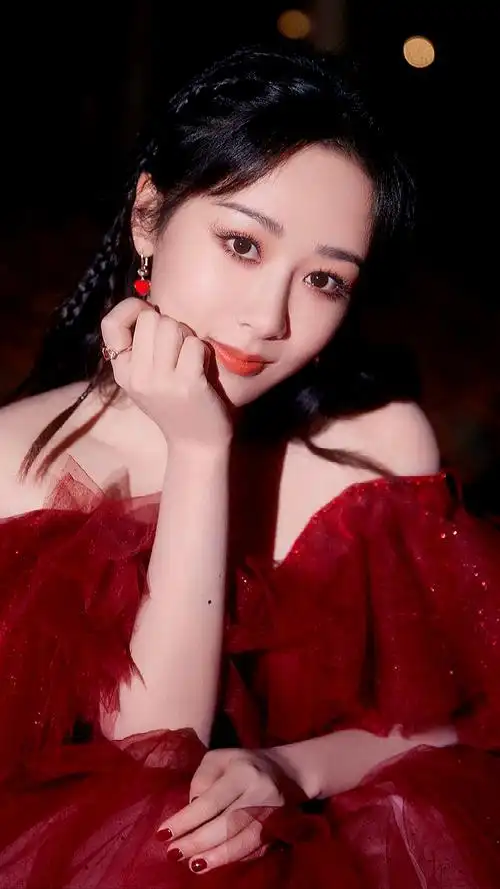 杨紫#杨紫身穿酒红色礼服跨年,还把红色武装到了手指甲,那就预祝杨紫