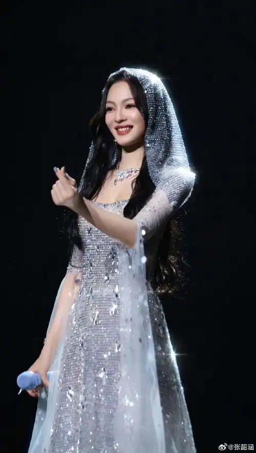 四川卫视新年演唱会##张韶涵把璀璨星河穿在身上