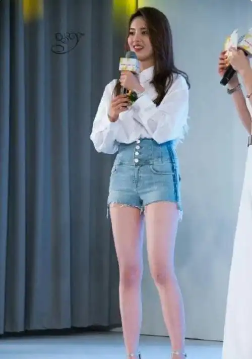 杨超越大腿比例好高啊