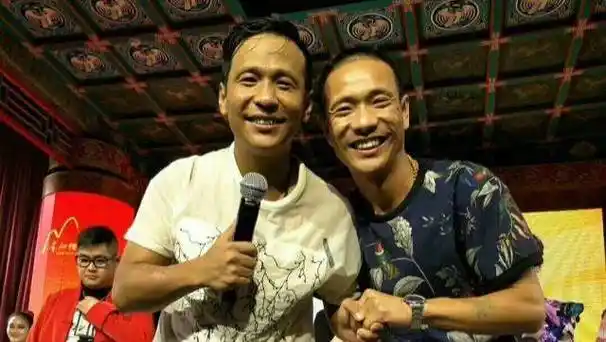 "刘小宝皮肤黝黑,身高,身材,声音都与当红明星宋小宝相似,连名字都一