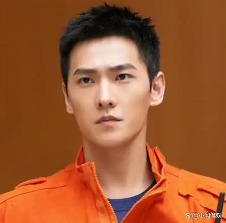 胡一天本是模特出身,具备良好的身材和气质.