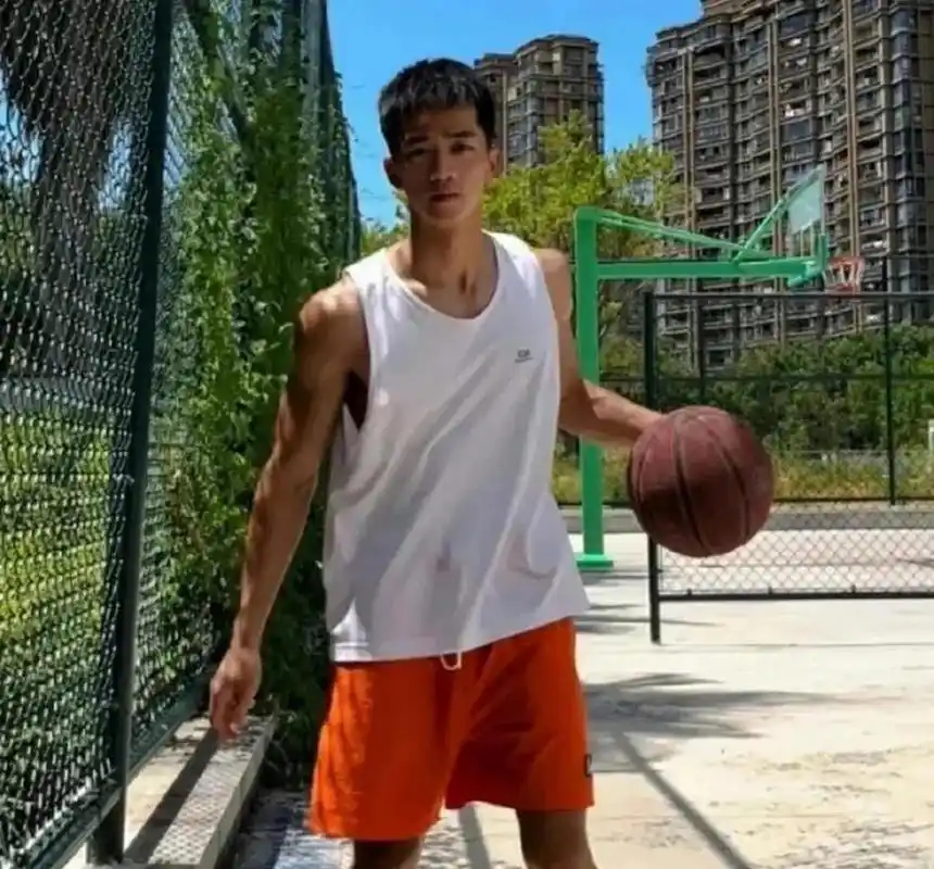 我的青春回忆录# #福建网红体育生程钦# 你还记得福建网红体育生城照