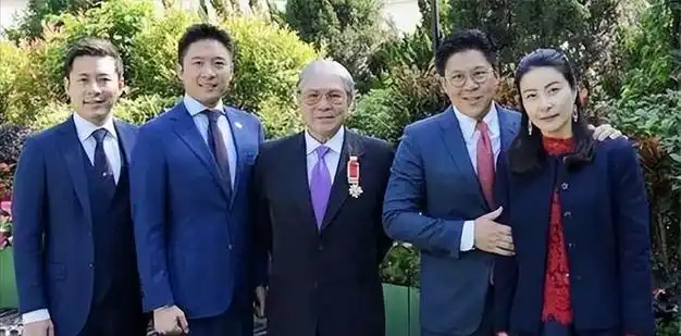 霍震霆获香港最高荣誉,三子到场祝贺,郭晶晶精心打扮气场变强|霍启刚