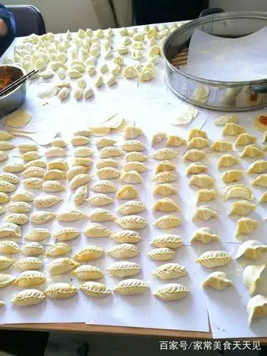 小雪到了,中午回不了家,同事们自己包饺子吃,看我们是怎样做的