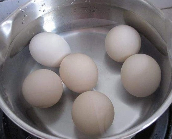 鸡蛋是不会熟的我们最常见最方便的话就是冷水煮鸡蛋,这样的话不用