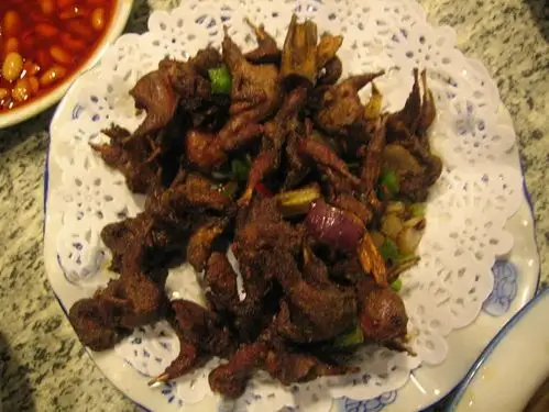 北京小餐馆菜谱首推炸麻雀 警行动查获解救千只野生鸟