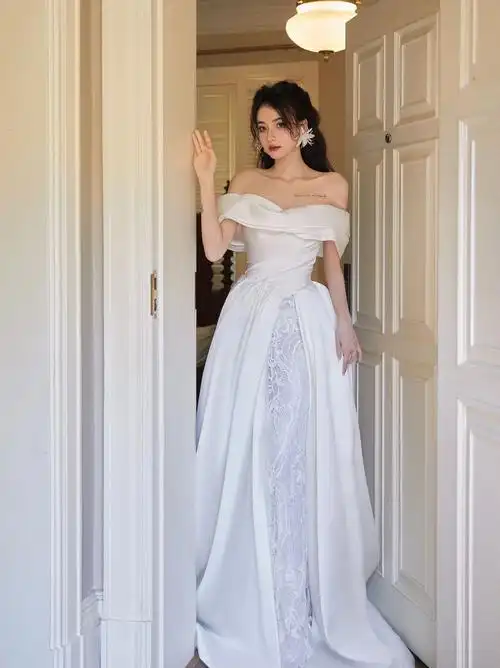 初秋氛围感法式轻复古缎面蕾丝婚纱