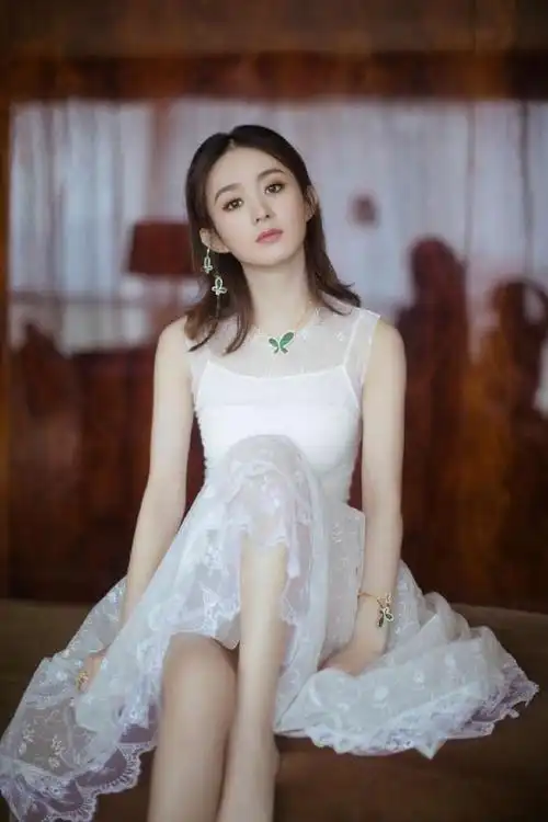 赵丽颖终于露面现身活动长卷发搭配小白裙秋31岁秒变18岁少女