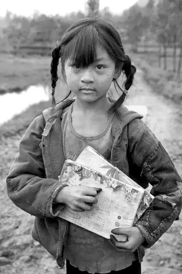 "1991年,我到安徽的山区里采访,在路上看到一个七八岁的小女孩背着