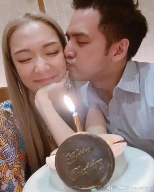 王君馨自制蛋糕为老公庆生称结婚5年第一次不能一起过