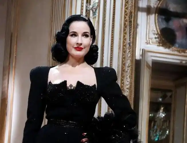 世界第一脱衣舞娘蒂塔让男人痴迷不已女人也喜欢她魅力在哪