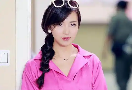 她曾被称为"万人迷",低调嫁入豪门后隐婚两年,如今39岁仍很美