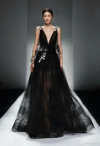 个新娘婚纱系列"打破了婚纱"应该是什么样"的刻板印象,巨大的黑色头饰