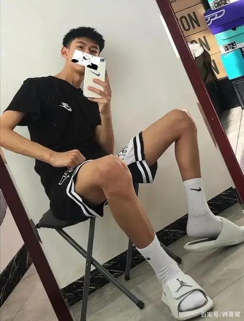 清瘦帅气的运动型体育生,爱穿白袜子,喜欢自拍的男生,有魅力!