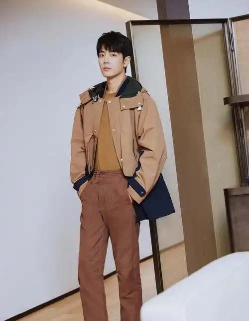 肖战看秀造型惊喜释出,分享闲逛图片,断层热度势不可当|穿搭|米兰时装