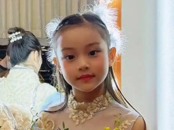 咱们这一次看无美颜p图的照片,甜馨长大后颜值多美,你们心中肯定是有