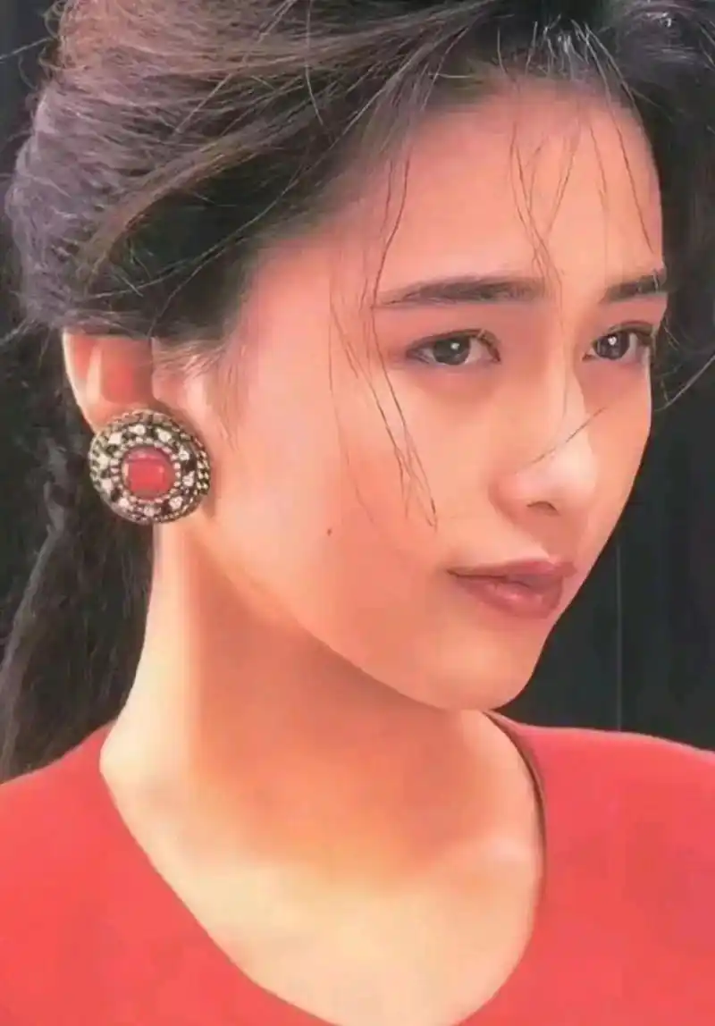 工藤静香属于皮相美人,年轻的时候长得很水灵,但是她的脸上挂不住肉!