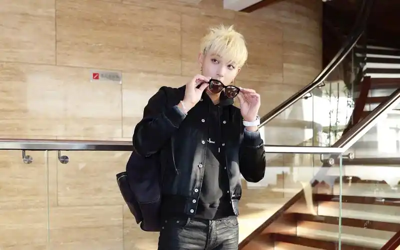 人气小鲜肉黄子韬最新时尚写真高清桌面壁纸