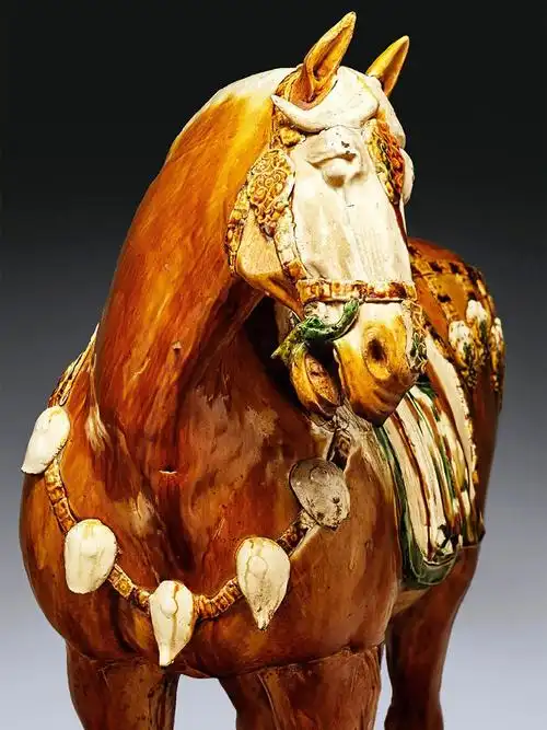 唐三彩异色彩马