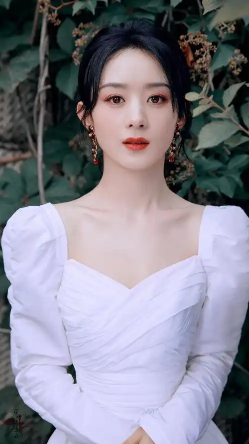 赵丽颖高清近照写真白色修身裙红头绳侧面看瘦得像纸片人